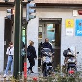 Varias personas entran a una oficinas del SEF en una imagen de archivo.