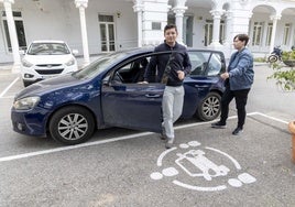 Alfonso Bastidas y uno de los compañeros con los que comparte coche, en una plaza reservada.