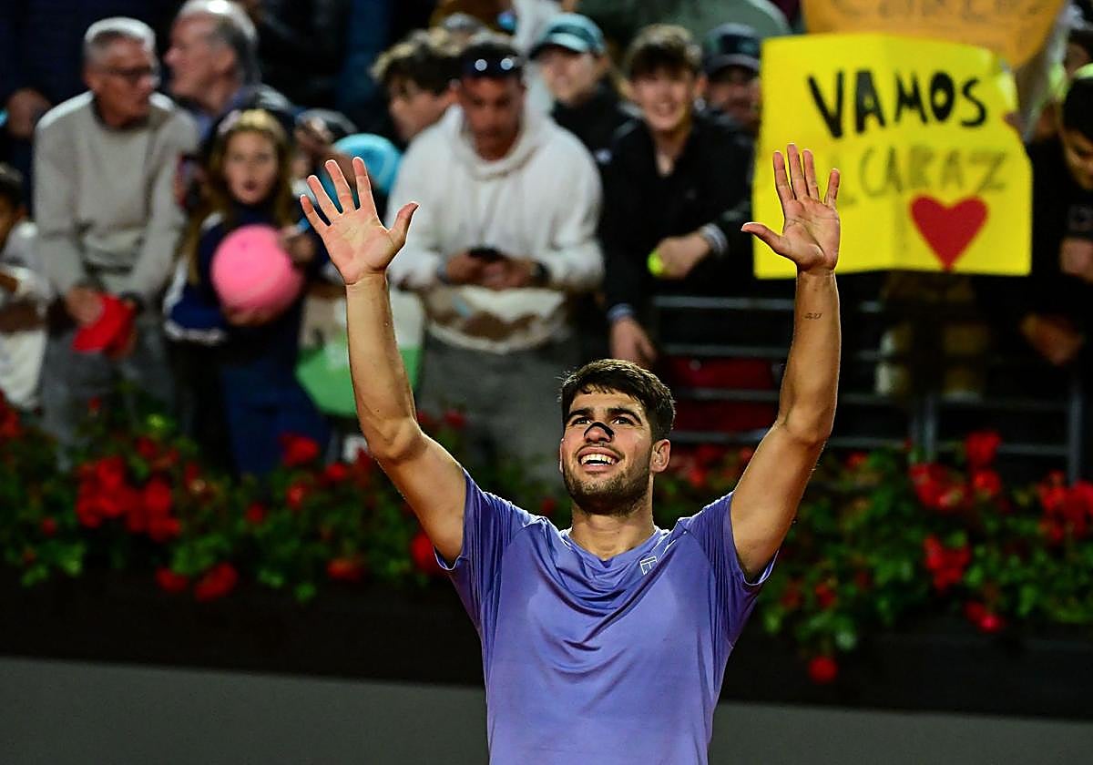Carlos Alcaraz celebra su victoria en Roma.
