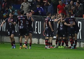 Los jugadores del Yeclano celebran uno de los goles de ayer en el triunfo ante el Villarreal B.
