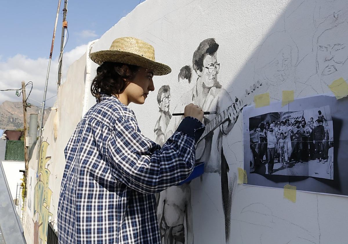 Carmen Andreu, estudiante de Bellas Artes, este sábado, pintando un mural a partir de una imagen de la primera edición (1976) de este homenaje a Miguel Hernández.