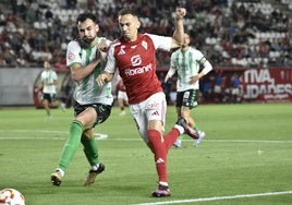 Kenneth Soler, jugador del Real Murcia, persigue un balón ante un defensa del Antequera.