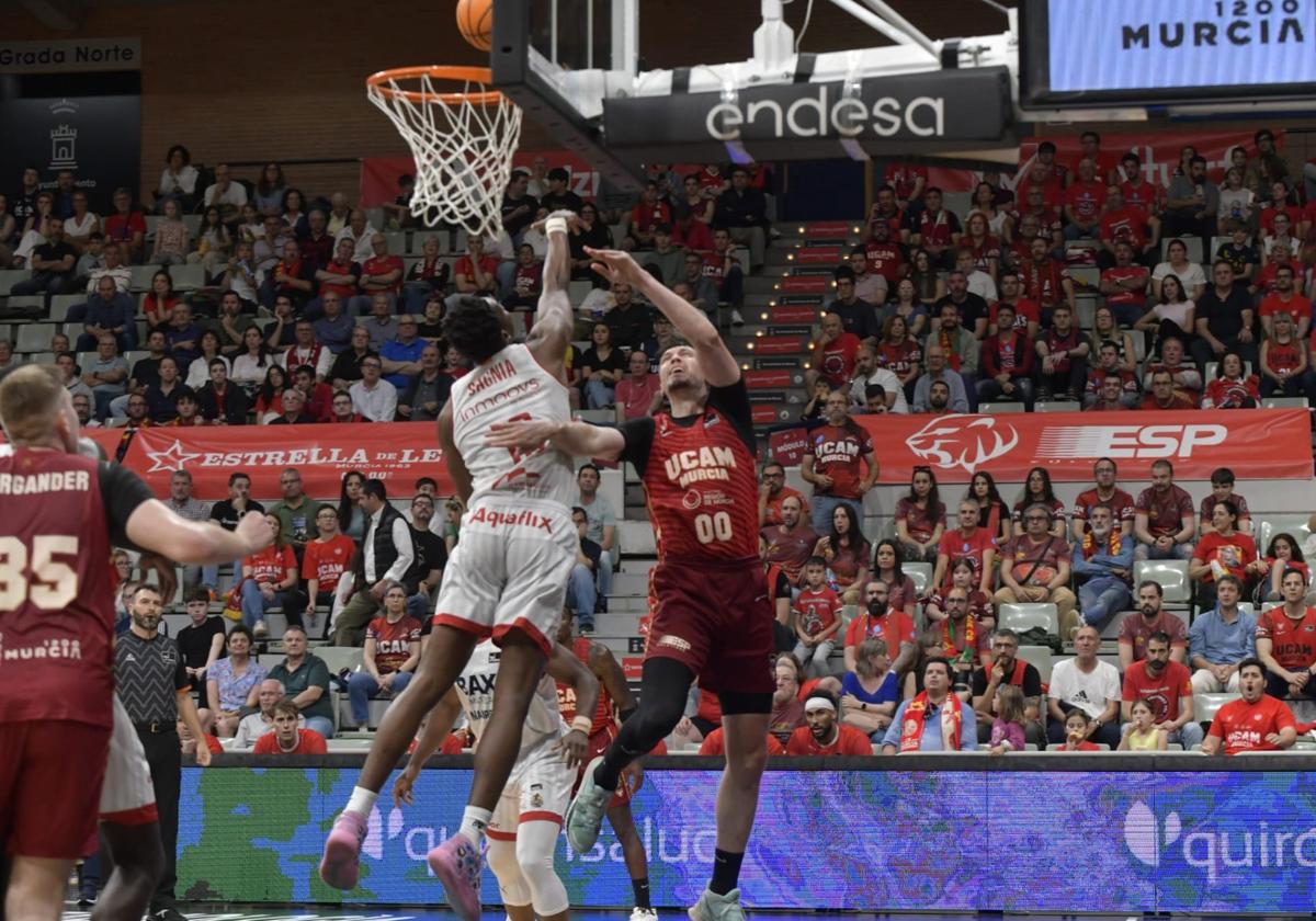 Un notable UCAM Murcia vence al Manresa y sigue soñando con el 'playoff'