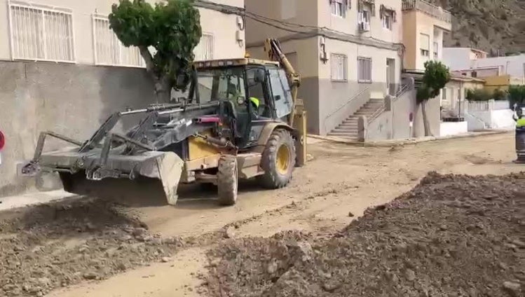 Trabajos para retirar el lodo y la tierra en Ulea