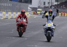 Fermín Aldeguer, (der.), celebra el tercer puesto en Le Mans.