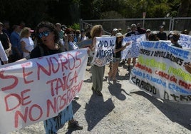 Los colectivos, tras improvisar una asamblea, se concentraron y gritaron consignas frente a la puerta del camping.
