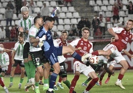 Pol Roigé, futbolista del Antequera, sujeta a Gazzaniga en la jugada en la que el meta grana subió a rematar en el choque del sábado.