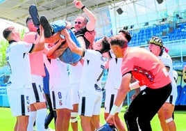 Los jugadores del Ceuta mantean a Romero, su entrenador.