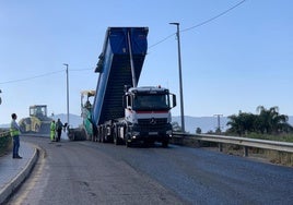 Operarios trabajando en la calle Los Torres de La Arboleja.