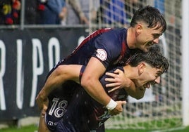 Víctor Olmedo se abraza con Satoca en la victoria del Yeclano ante el Villarreal B.