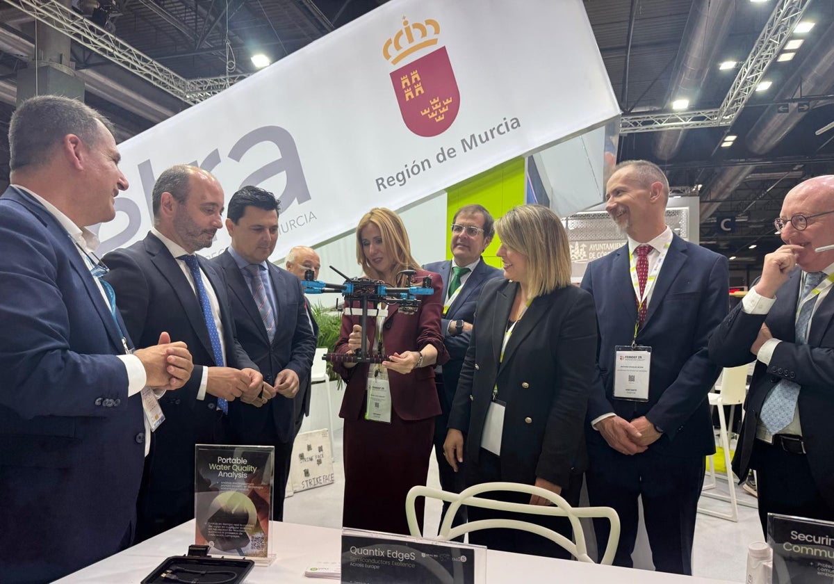 La consejera Marisa López Aragón, en el estand de la Región en la Feria Internacional de Defensa y Seguridad de España (Feindef), que se celebra en Madrid
