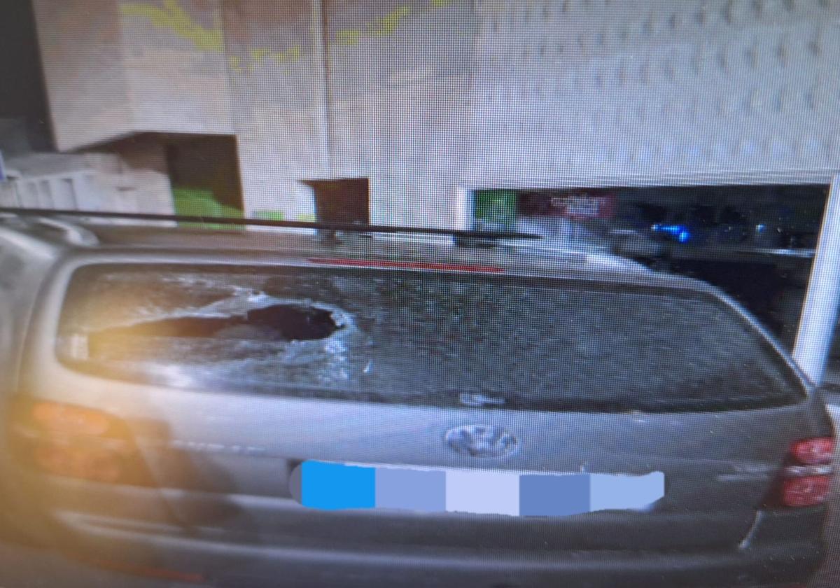 Detenido por reventar las lunas de casi treinta coches al grito de «¡Quiero mis derechos!» en San Javier