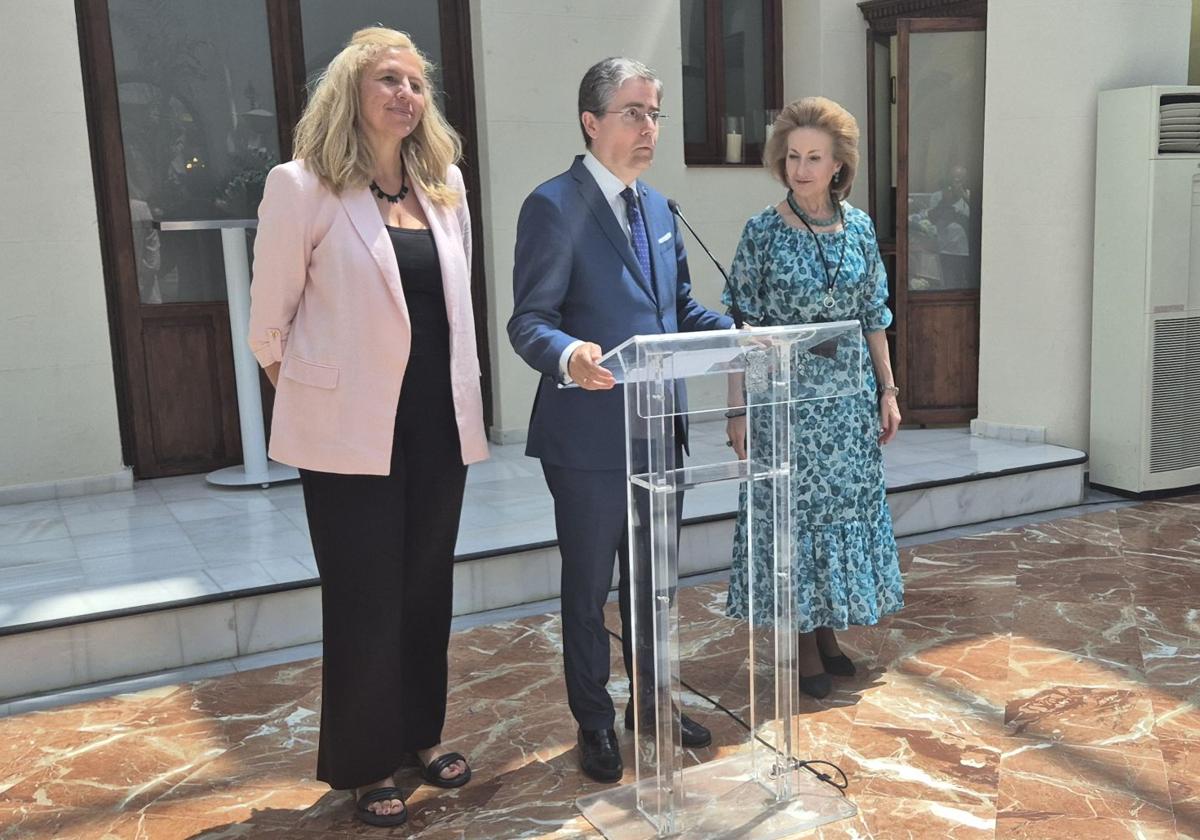 La concejala de Gobierno Abierto, Promoción Económica y Empleo, Mercedes Bernabé, junto al edil de Turismo, Comercio y Consumo, Jesús Pacheco, y la profesora María Trinidad Herrero, este lunes durante la presentación de la iniciativa.