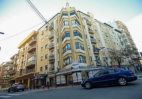 Fachada principal del edificio Consuegra, que data de 1953.