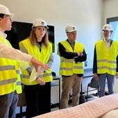 El alcalde de Molina, José Ángel Alfonso, en el interior de una de las habitaciones del hotel.
