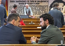 Hugo Morán, en el centro, antes de la comparecencia en el Senado. En primer plano, el senador popular Díez de Revenga y el alcalde de La Unión, Joaquín Zapata.