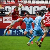 Alberto González, jugador del Real Murcia, remata un balón entre varios jugadores de la UD Ibiza, en el partido disputado en el Enrique Roca esta temporada.
