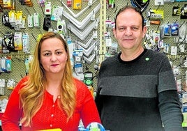 Noelia García y Antonio Valverde, de la Ferretería Floridablanca.