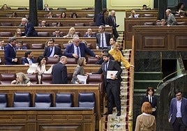 El presidente murciano Fernando López Miras saluda a Cuca Gamarra y a Miguel Tellado a su llegada al Congreso de los Diputados.