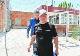 Nacho Jacob abandonando la prisión de Sangonera la Verde, en Murcia, en agosto de 2022.