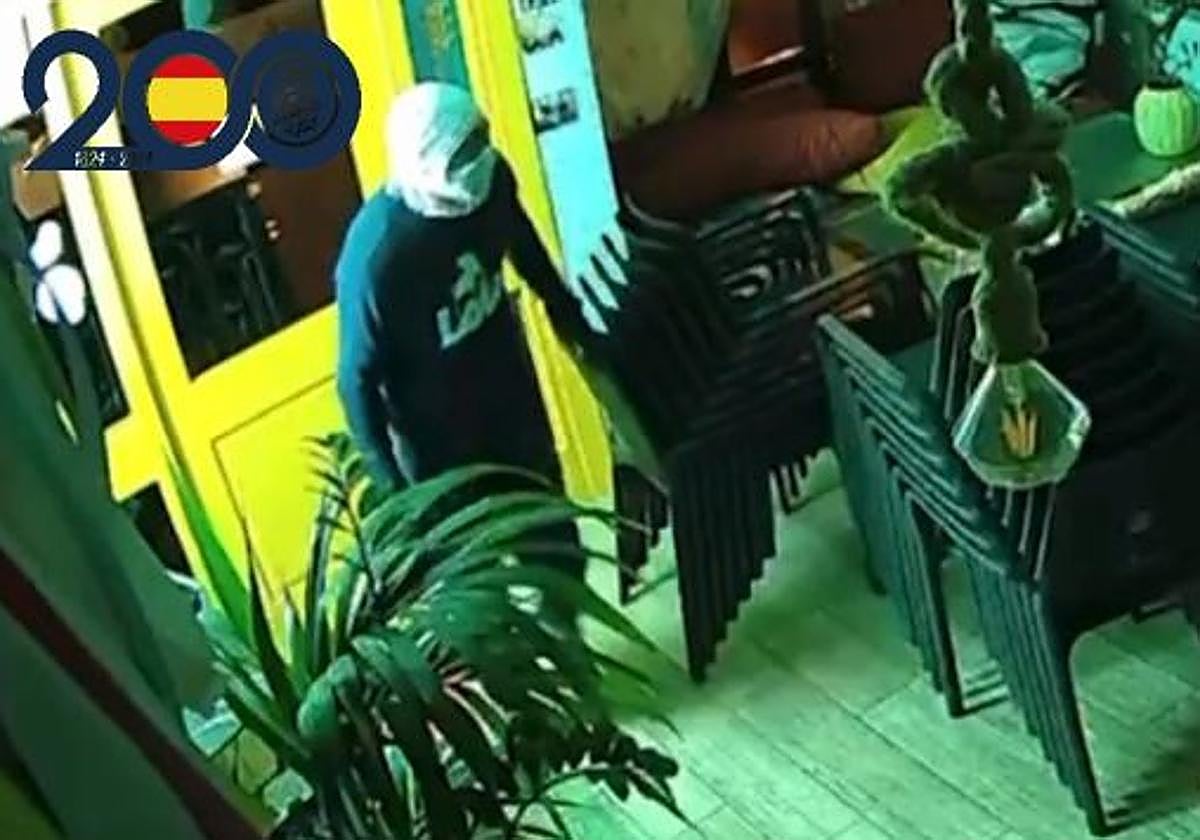 La imagen de uno de los delitos, captada por una cámara de seguridad.