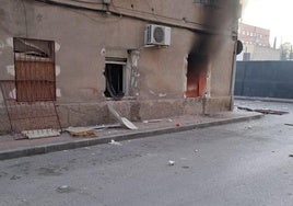 Una columna de humo negro sale por la ventana de la vivienda afectada, el pasado 31 de enero.