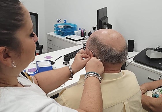 Un hombre prueba un audífono, en una imagen de archivo.