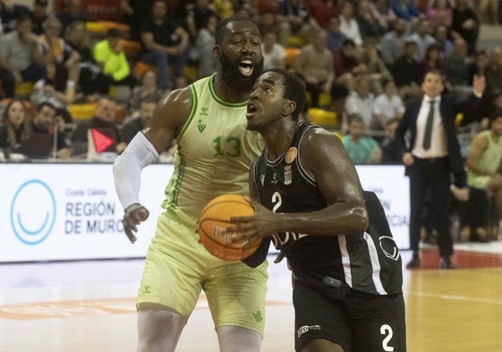 El albinegro Sediq Garuba en el partido de la liga regular contra el Real Betis.