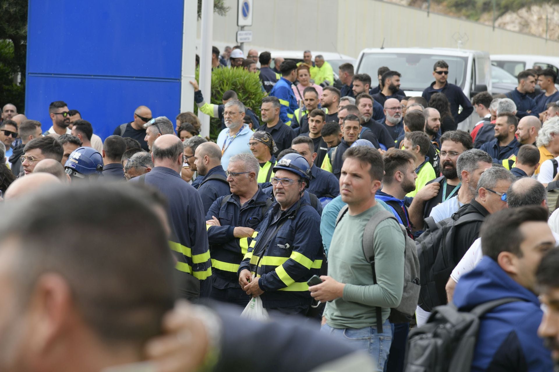Los trabajadores de Navantia Cartagena se concentran a las puertas de la factoría, en imágenes