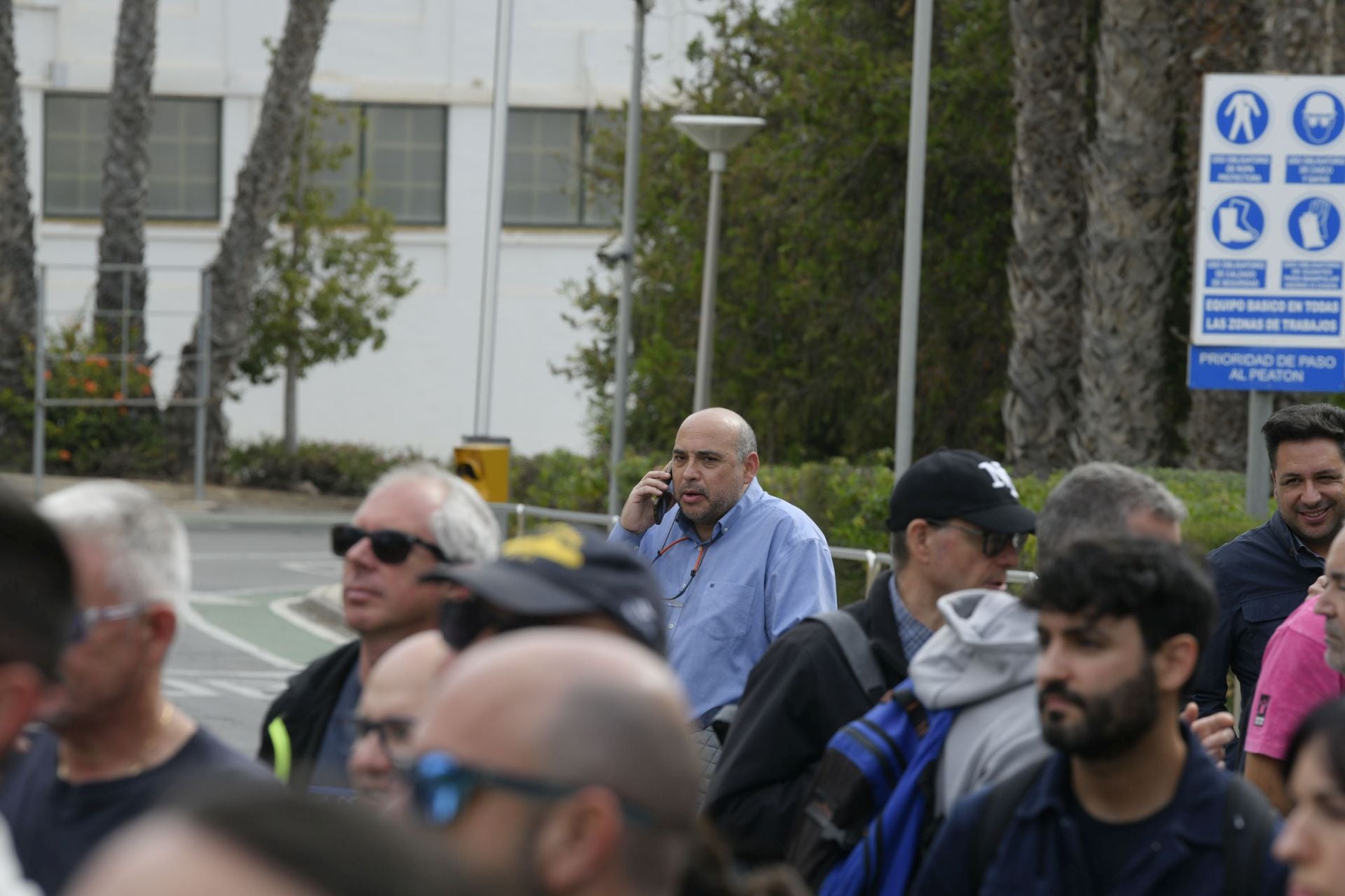 Los trabajadores de Navantia Cartagena se concentran a las puertas de la factoría, en imágenes