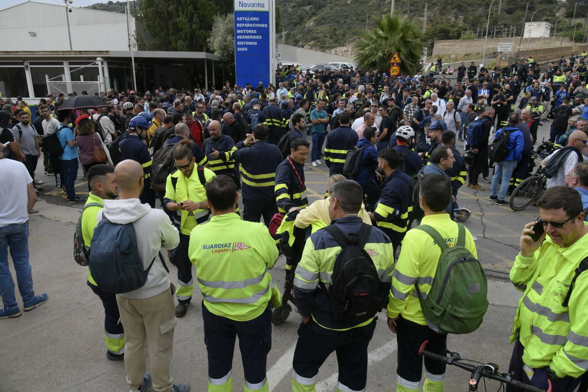 Los trabajadores de Navantia Cartagena se concentran a las puertas de la factoría, en imágenes