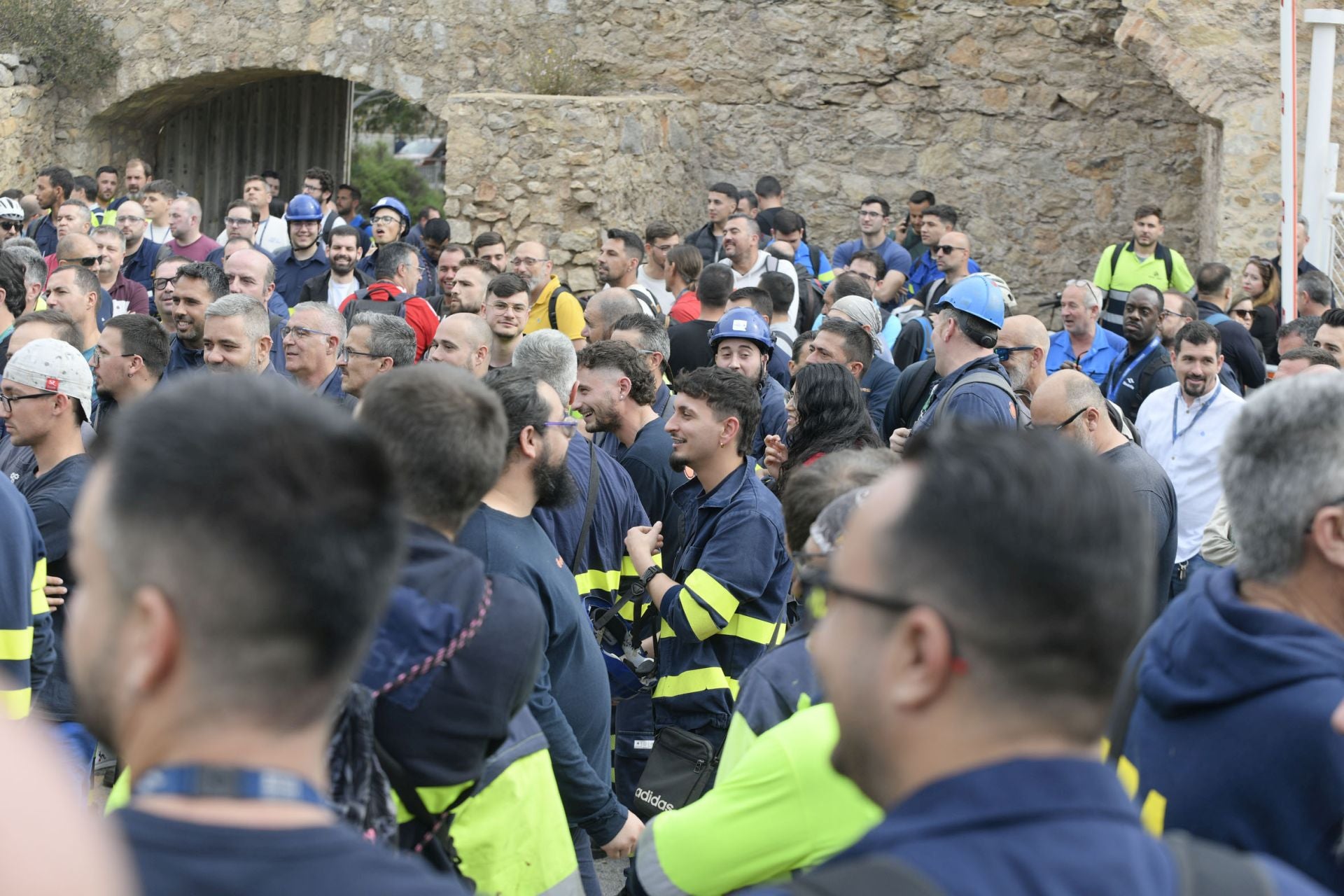 Los trabajadores de Navantia Cartagena se concentran a las puertas de la factoría, en imágenes