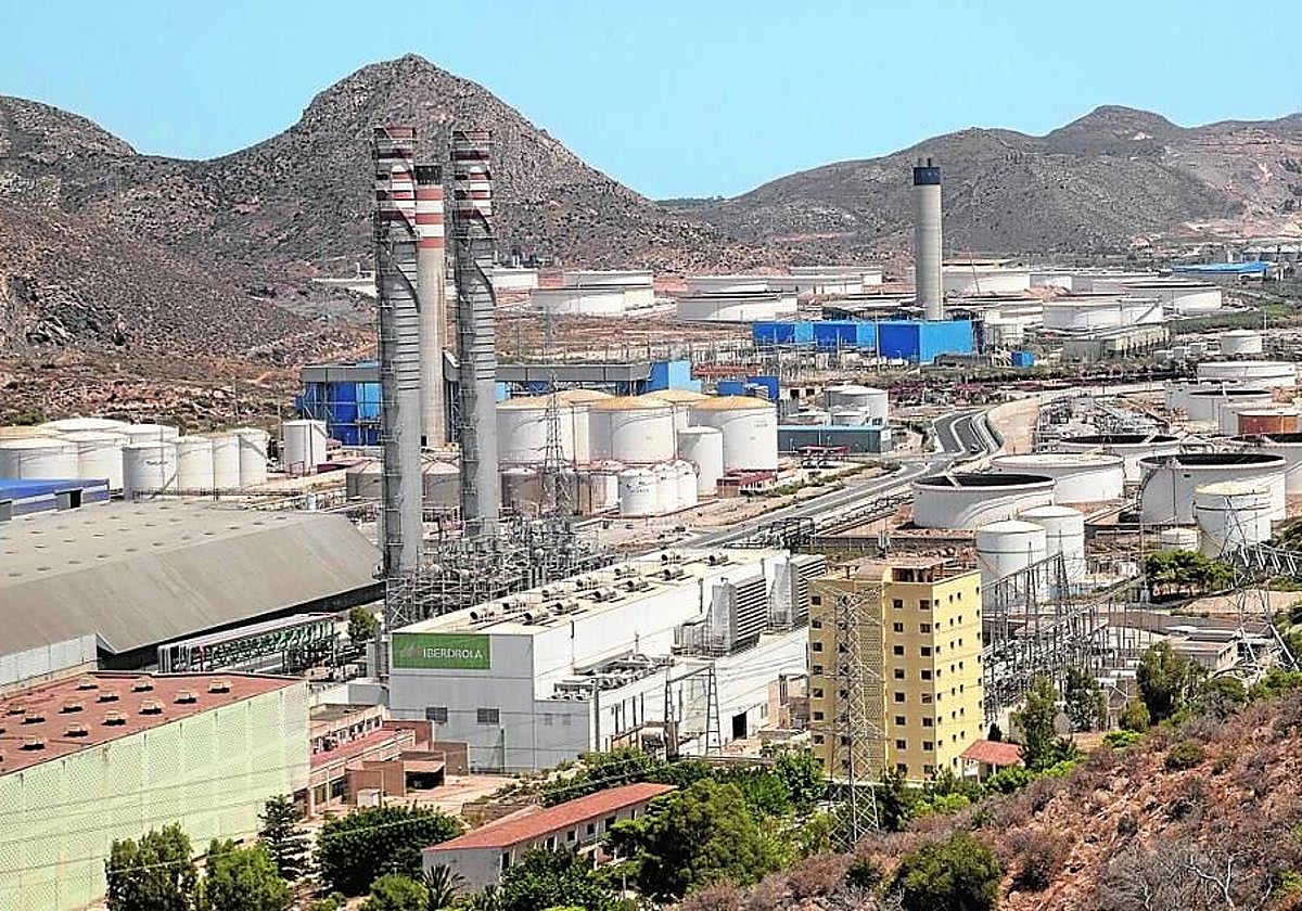 Vista panorámica de parte de las empresas del sector industrial ubicadas en el Valle de Escombreras.
