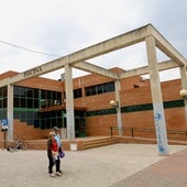 Vista desde el exterior de las instalaciones de la piscina del Infante Juan Manuel.