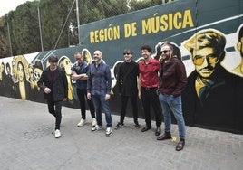 Músicos de la Región de Murcia de distintas bandas, este martes, durante la inauguración del mural en la calle San Martín de Porres de Murcia.