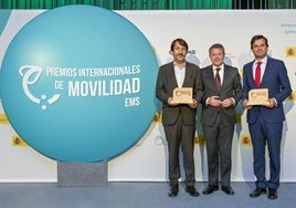 Francisco Iglesias y Javier Migoya recogiendo el premio.