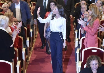 La Reina Letizia saluda, este miércoles, en su llegada al Teatro Romea.
