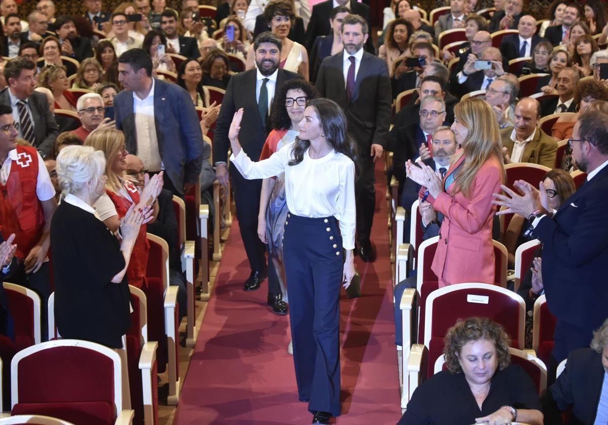 La Reina Letizia saluda, este miércoles, en su llegada al Teatro Romea.