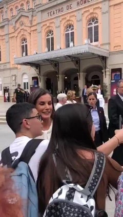 La Reina Letizia saluda a los murcianos a su salida del Teatro Romea