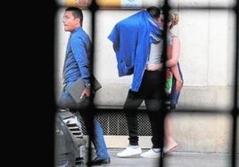 El presunto jefe del chalé, acompañado por su mujer, entregándose a la Policía junto a su letrado, Raúl Pardo-Geijo, en una fotografía de archivo.
