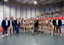 ElPozo Murcia y miembros de la FFRM junto a la Copa Presidente.