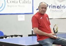 Paco Molina posa con el trofeo de campeón de España de tenis de mesa.