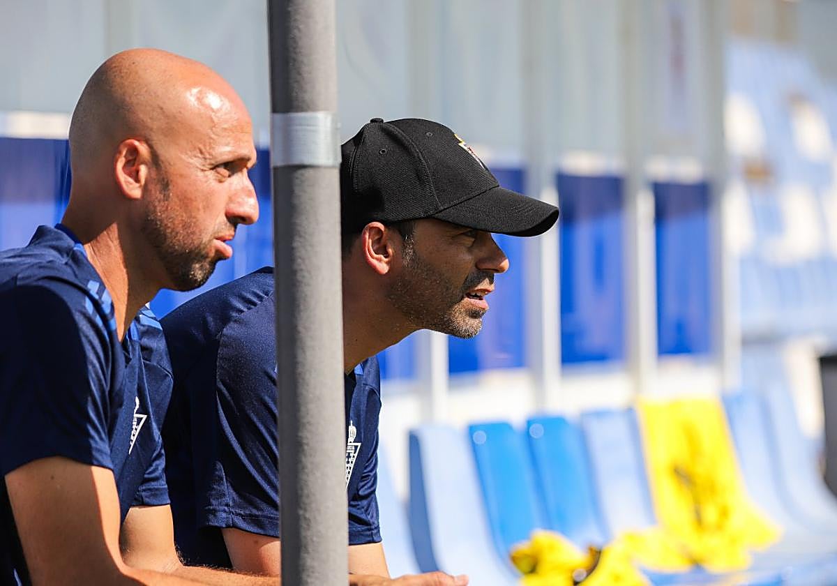 Fran Fernández, con gorra, junto a su ayudante Jesús Cañadas, en un encuentro amistoso celebrado en el PInatar Arena.