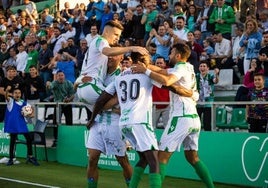 Los jugadores del Sanluqueño celebrando un gol.