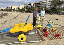 José Antonio Consentino (i), ayer, junto a un técnico, con el material.