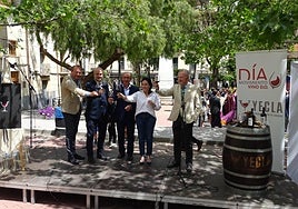 Brindis por el Día Movimiento Vino DO, en la Plaza de España de Yecla, el pasado sábado.