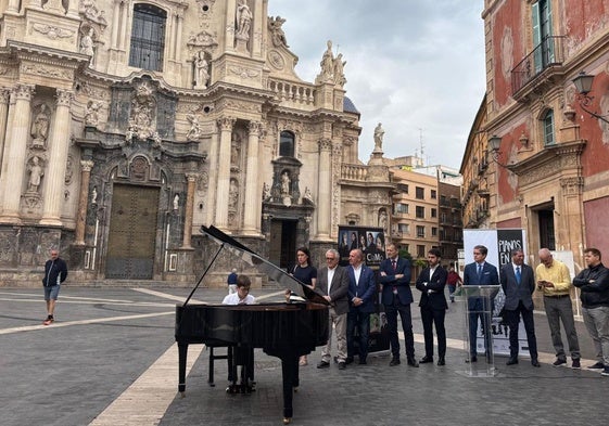 Un joven intérprete, este jueves, durante la presentación de la nueva edición de Pianos en la calle.