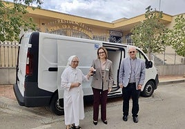 Sor Belén, directora de la residencia Ntra. Sra. de Fátima,, Ana Belén Martínez, directora regional de Mercadona, y Pepe León, presidente de la Fundación Carlos Soriano.
