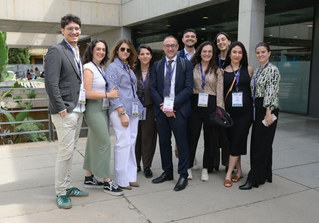 El doctor Víctor Soria posa con un grupo de jóvenes cirujanos.