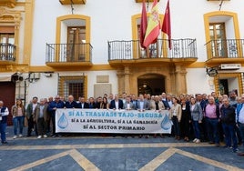 El presidente del Scrats, junto al presidente de los regantes lorquinos y al alcalde sostienen la pancarta junto a representantes del PP, PSOE y Vox, agricultores y ganaderos y miembros de distintos sectores de la sociedad.